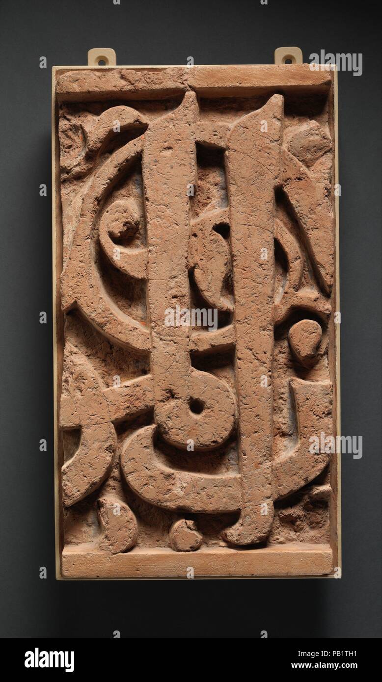 Fragment einer Frieze. Abmessungen: H.20 cm. (52 cm) W. 11. (28 cm) D 3 9/16-in. (9 cm). Datum: 11. Dieses Panel wird geglaubt, eine große Fries entlang der Eingang zu einem Gebet, einem dicht besiedelten Wohnviertel bedient sich gebildet zu haben. Der Fries wurde ursprünglich in Rot und Blau lackiert und enthalten das Wort al-Sultan, ein Titel, der zunächst in monumentalen Epigraphik im elften Jahrhundert mit Seldschukischen und ghaznavidischen Herrscher aufgetreten. Es wurde vorgeschlagen, dass die Frieze ursprünglich trug den Titel der Seldschukischen Sultan Malik Shah (r. 1073-92). Museum: Metropol Stockfoto