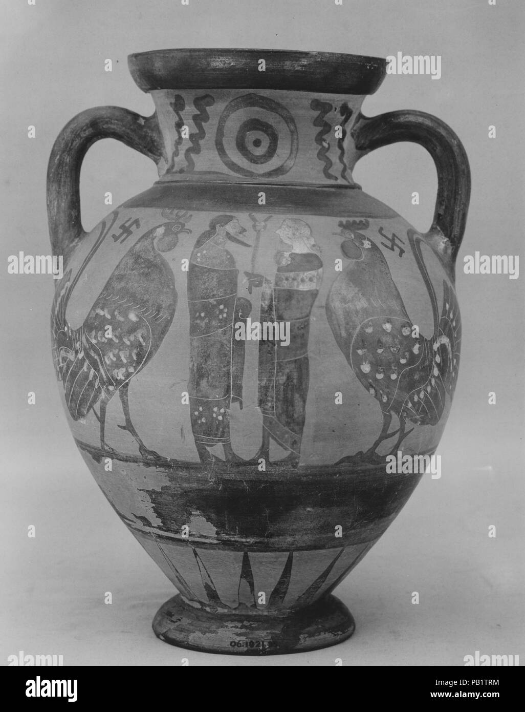 Terrakotta Neck-Amphora (Storage jar). Kultur: Griechisch, Euboean. Abmessungen: H: 12 cm. (31,4 cm). Datum: Ca. 560 v. Chr.. Auf der einen Seite, zwei Männer stehen zwischen Hähne; man hält ein kerykeion, einem Mitarbeiter der in einer caduceus, die ihn so identifiziert, als offizieller Verkünder oder Beauftragten von einer griechischen Stadt an ein anderes gesendet. Auf der anderen Seite, ein verkünder steht zwischen Sirenen. Museum: Metropolitan Museum of Art, New York, USA. Stockfoto