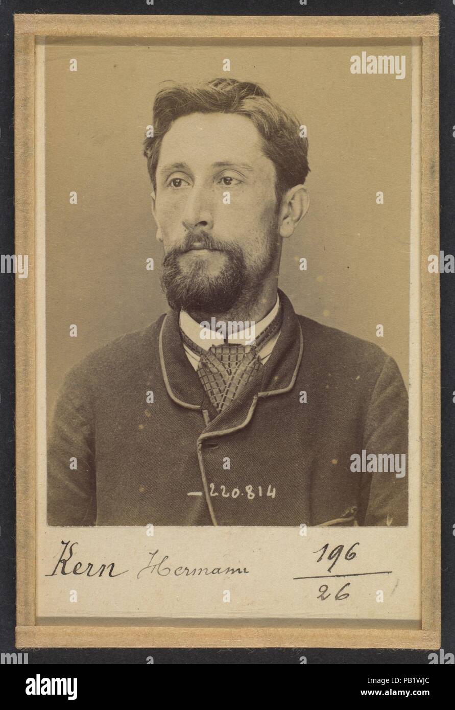 Kern. Jakob, Hermann. 33 ans, né Le 26/8/60 à Berlinger (Suisse). Erstellt. Anarchiste. 10/7/94. Artist: Alphonse Bertillon (Französisch, 1853-1914). Abmessungen: 10,5 x 7 x 0,5 cm (4 1/8 x 2 3/4 x 3/16 in.). Datum: 1894. In einer vornehmen Familie der Wissenschaftler und Statistiker Bertillon geboren, begann seine Karriere als Sekretärin in der Kennzeichnung Bureau der Pariser Präfektur der Polizei in 1879. Mit der Aufrechterhaltung der zuverlässige Polizei Aufzeichnungen von Straftätern betraut, entwickelte er die erste moderne System der strafrechtlichen Ermittlung. Das System, das als Bertillonage bekannt wurde, hatte drei Komponenten: anthr Stockfoto