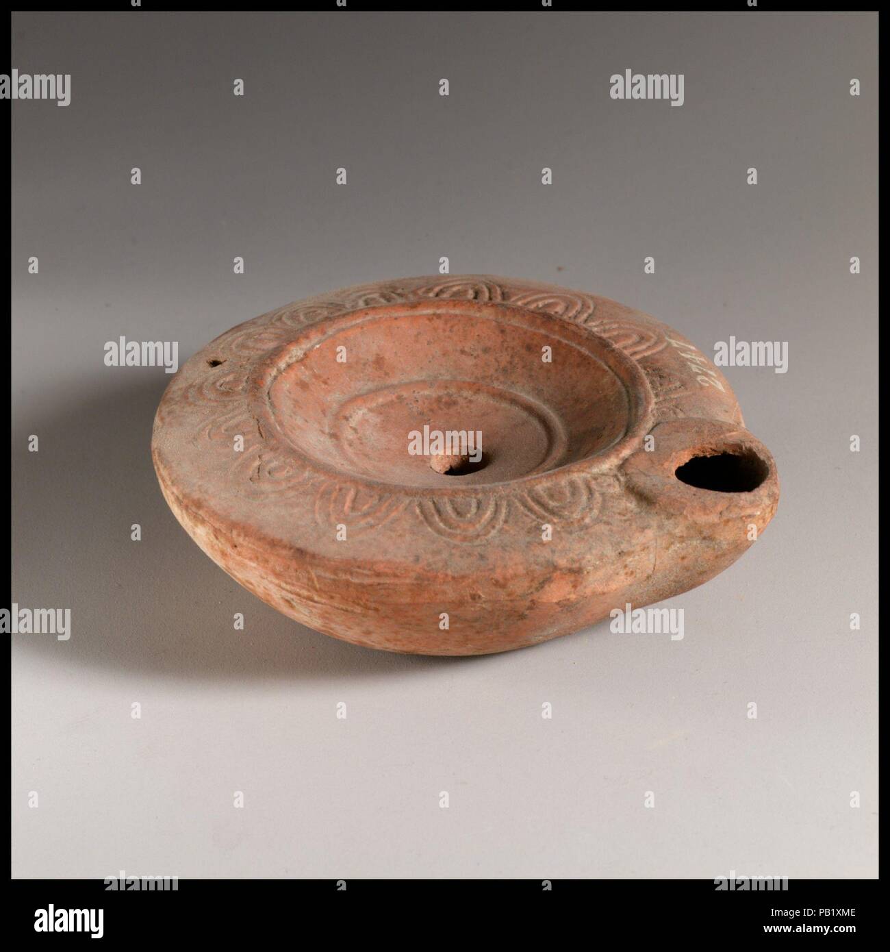 Lampe. Kultur: Roman. Abmessungen: Länge: 3 1/16-in. (7,8 cm) Höhe: 1. (2,5 cm). Datum: 2.Jahrhundert N.CHR.. Museum: Metropolitan Museum of Art, New York, USA. Stockfoto