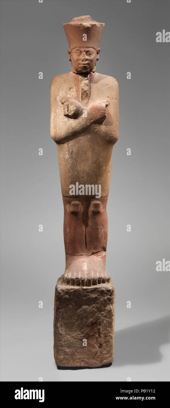 Statue von Nebhepetre Mentuhotep II. im Heiligen Gewand. Abmessungen: H. 252.9 cm (99 9/16 in.); W. 47,7 cm (18 3/4 in.); d 43,7 cm (17 1/4 in.). Dynastie: Dynasty 11. Herrschaft: Herrschaft von Mentuhotep II. Datum: Ca. 2051-2000 v. Chr.. 20 zwei Statuen von dieser Art standen neben (aber nicht im Schatten der Maulbeerbäume und Tamarisken) Bäume, die den Prozessionsweg Weg durch den Vorplatz der Totentempel von Mentuhotep II. in Deir el-Bahri gesäumt. Die raue, rechteckige Grundfläche wurde in den Boden gesteckt. Der König trägt die traditionelle kurz Mantel des Pharao 30-Jahr Jubiläum Festival (Heb sed). Stockfoto