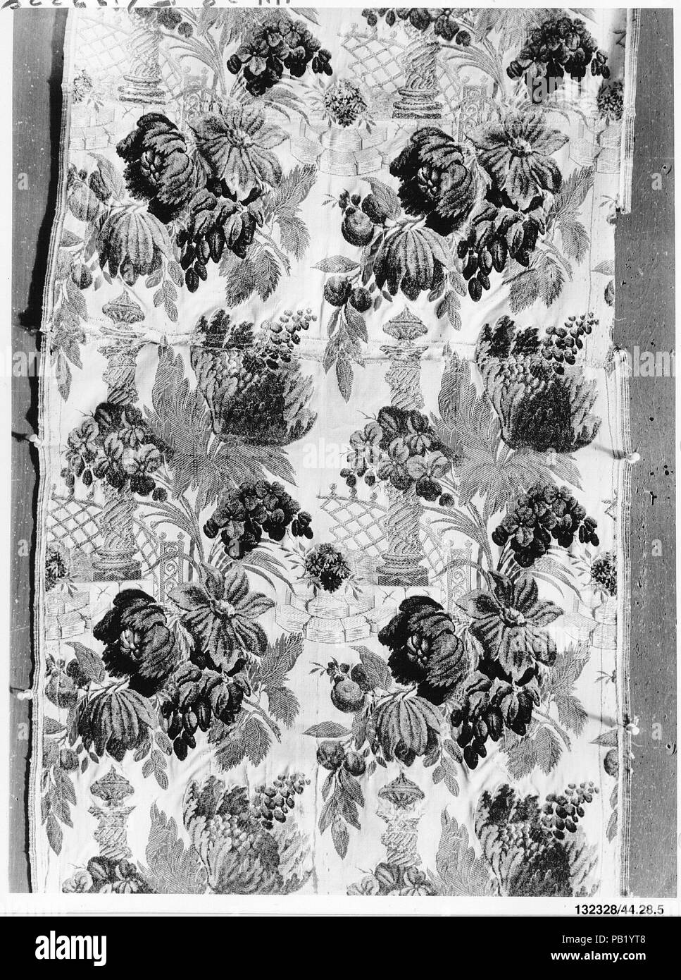 Stück. Kultur: Französisch, Touren wahrscheinlich. Abmessungen: L 42 x W. 21 1/2 Zoll (106,7 x 54,6 cm). Datum: 1735-40. Museum: Metropolitan Museum of Art, New York, USA. Stockfoto