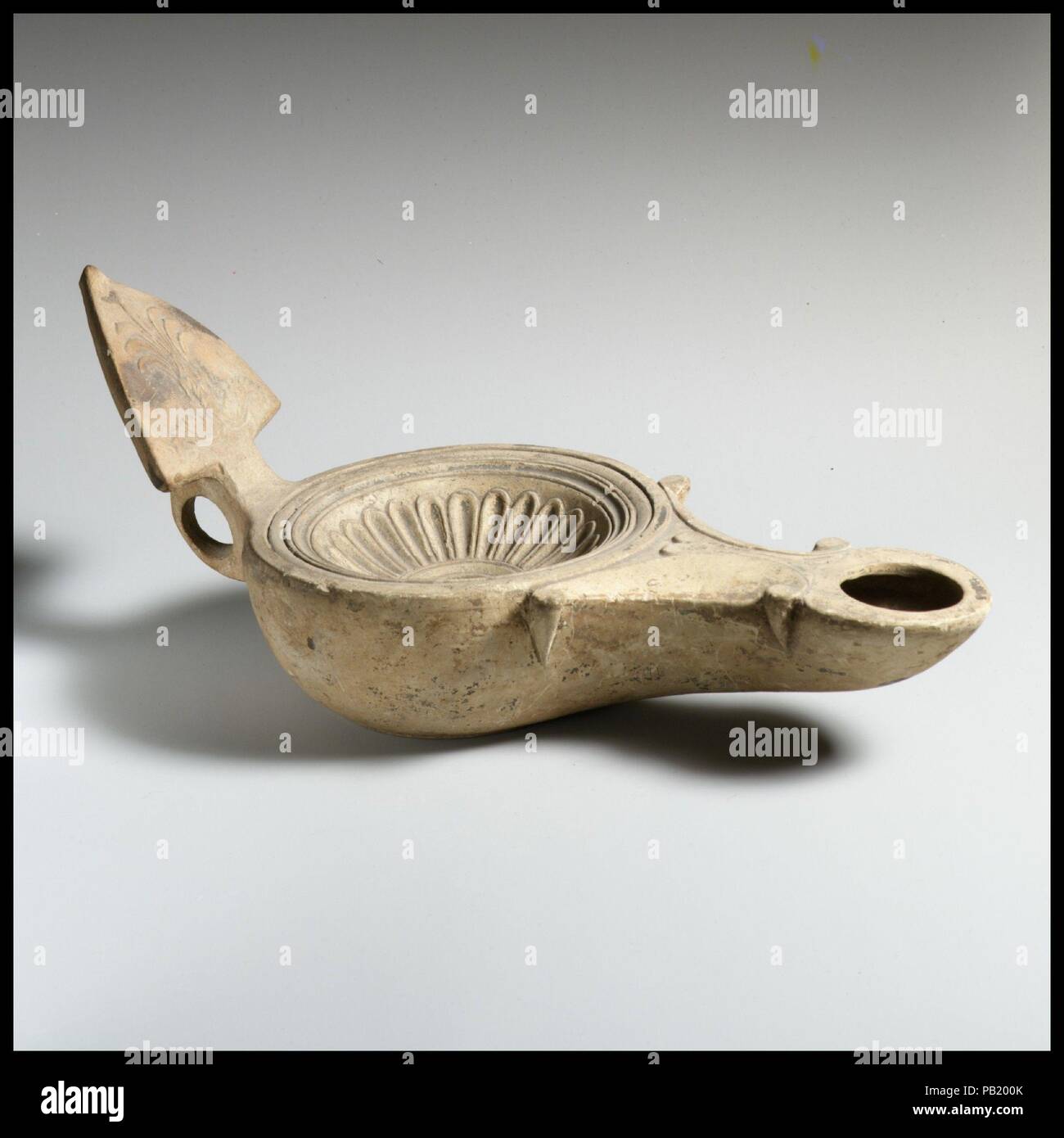 Terracotta Lampe. Kultur: Roman. Abmessungen: Insgesamt: 4 3/4 x 11 11/16 in. (12,1 x 29,7 cm). Datum: 1. Halbjahr 1. Jh. N.CHR.. Palmette und herkömmliche Dekoration. Museum: Metropolitan Museum of Art, New York, USA. Stockfoto