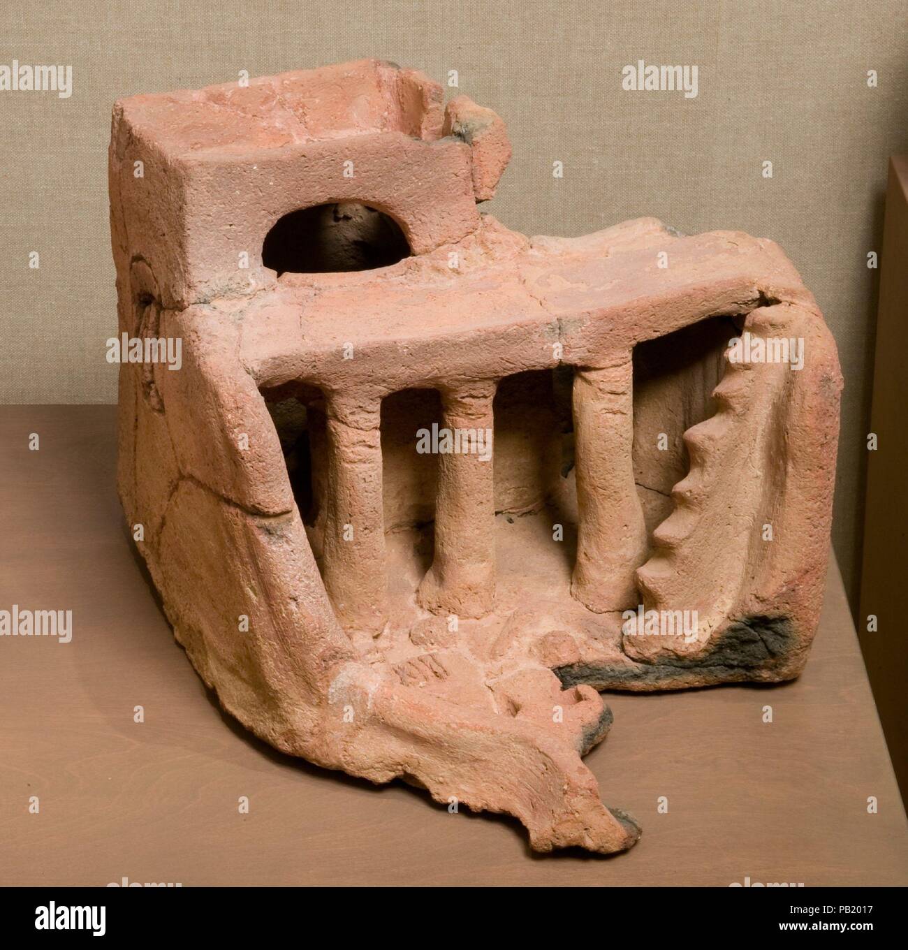 Modell eines Hauses. Abmessungen: l. 40 cm (15 3/4 in); w. 54 cm (21 1/4"); Th. 34 cm (13 3/8 in). Dynastie: Dynasty 13, Mitte. Datum: Ca. 1750-1700 v. Chr.. Bei Rifa in Ägypten, die British bagger William Flinders Petrie gefunden Ton Modelle von Häusern wie diesem in der Nähe von Bestattungen in der Weise, dass er Sie über die Bestattungen gelegt worden war. Er nannte sie 'Soul Häuser." An anderen Standorten wie Theben, oval Ton Fächer sind gefunden worden, die manchmal rauhen Reproduktionen von Hütten und immer wenig Angebote in Ton modelliert. Diese Fächer wurden in und an den Eingängen Grab gelegt Stockfoto