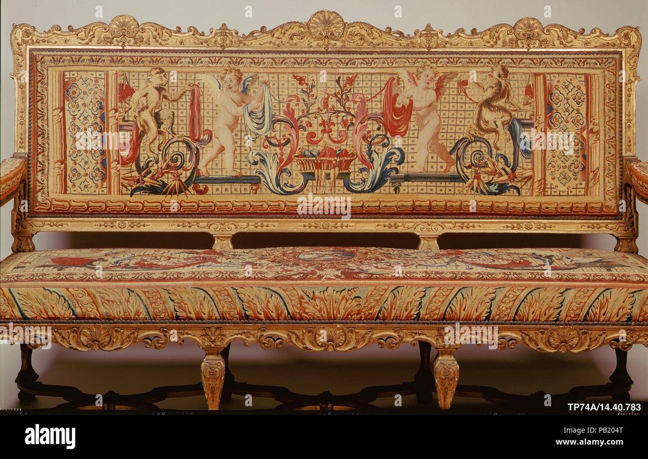 Sofa. Kultur: Französisch. Designer: Tapestry entwickelt, 1684-86 von Jean Lemoine de Lorrain (1638-1713); und Claude Guy Hallé (Französisch, Paris 1652-1736 Paris); und Bon Boullogne (Französisch, Paris 1649-1717 Paris). Abmessungen: a) 48-1/2 x 77 x 26-1/4-in. (123,2 x 195,6 x 66,7 cm); b) 1ft. 9 3/4 in. x 5 ft. 11 1/2 in. (55.2 x 181.6 cm); c) 2 ft. x 6 ft. 5 in. (61 x 195,6 cm), d, e) Je 3 x 15 in. (7,6 x 38,1 cm). Werk: Bei der Herstellung Nationale des Gobelins (Französisch, gegründet 1662). Fabrikdirektor: Gewebe zwischen 1687-91 in Haute-Lisse atelier von Jean Jans der Jüngere (Französisch, 1644-1723). Datum: t Stockfoto