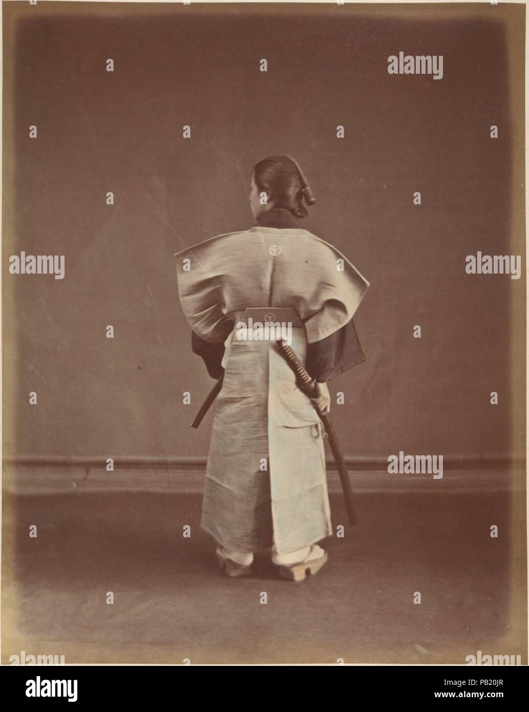 [Frau in traditionellen japanischen Gewand fotografiert von Hinten]. Artist: Suzuki Shin'ichi (Japanisch, 1835-1919). Abmessungen: 25,1 x 20 cm (9 7/8 x 7 7/8 in.). Datum: 1870. Museum: Metropolitan Museum of Art, New York, USA. Stockfoto