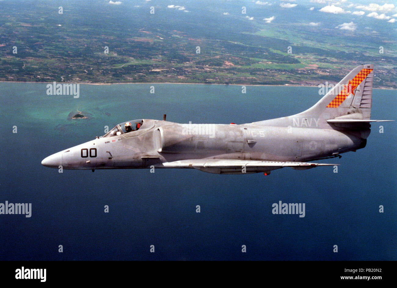 A-4 E VC-5 im Flug 1989. Ein Luft-zu-Luft linke Seitenansicht einer Flotte Composite Squadron 5 (VC-5) A-4E Skyhawk Flugzeuge während der Übung THALAY THAI' 89. Stockfoto