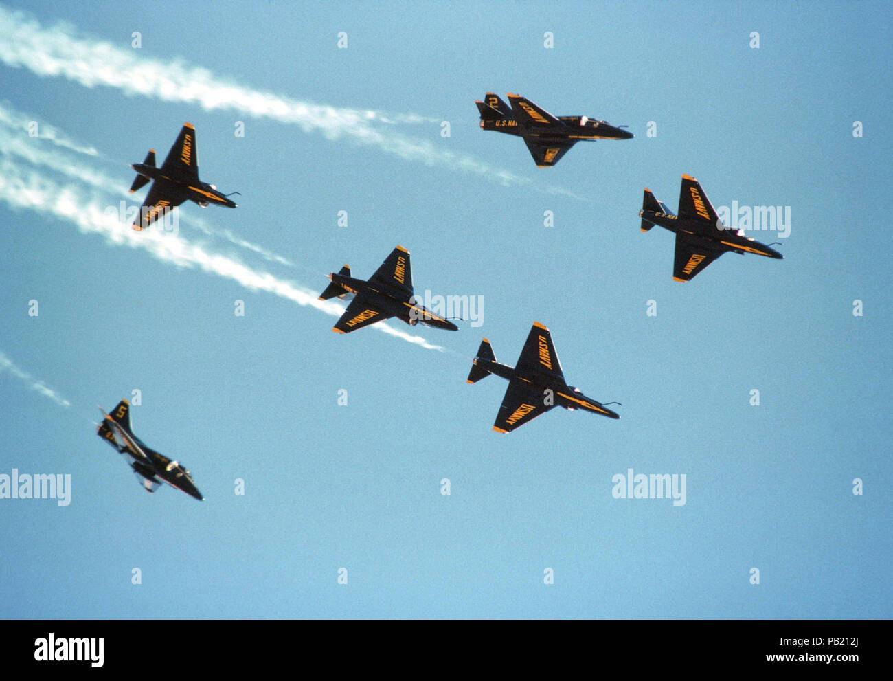 A-4 Fs Blue Angels Fleur de Lis 1984. Sechs Blue Angels Flight Demonstration Squadron A-4 F Skyhawk II Flugzeuge ein Manöver ausführen als die "Fleur-de-Lis" während einer Air Show bekannt. Stockfoto