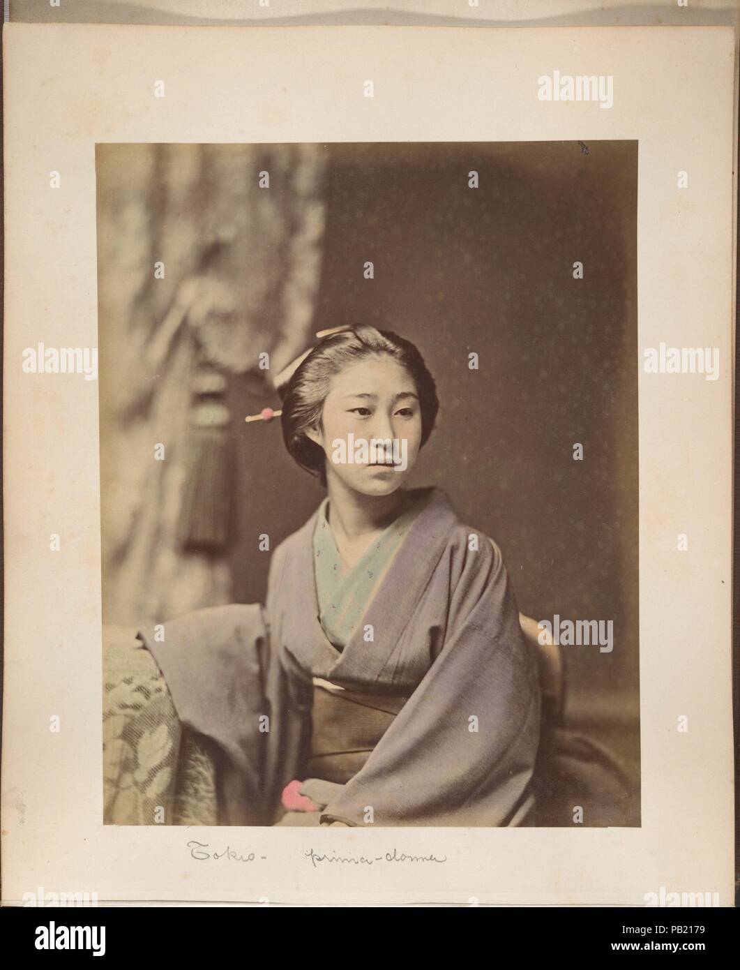 [Junge japanische Frau]. Artist: Suzuki Shin'ichi (Japanisch, 1835-1919). Abmessungen: 24,8 x 19,8 cm (9 3/4 x 7 13/16 in.). Datum: 1870. Museum: Metropolitan Museum of Art, New York, USA. Stockfoto