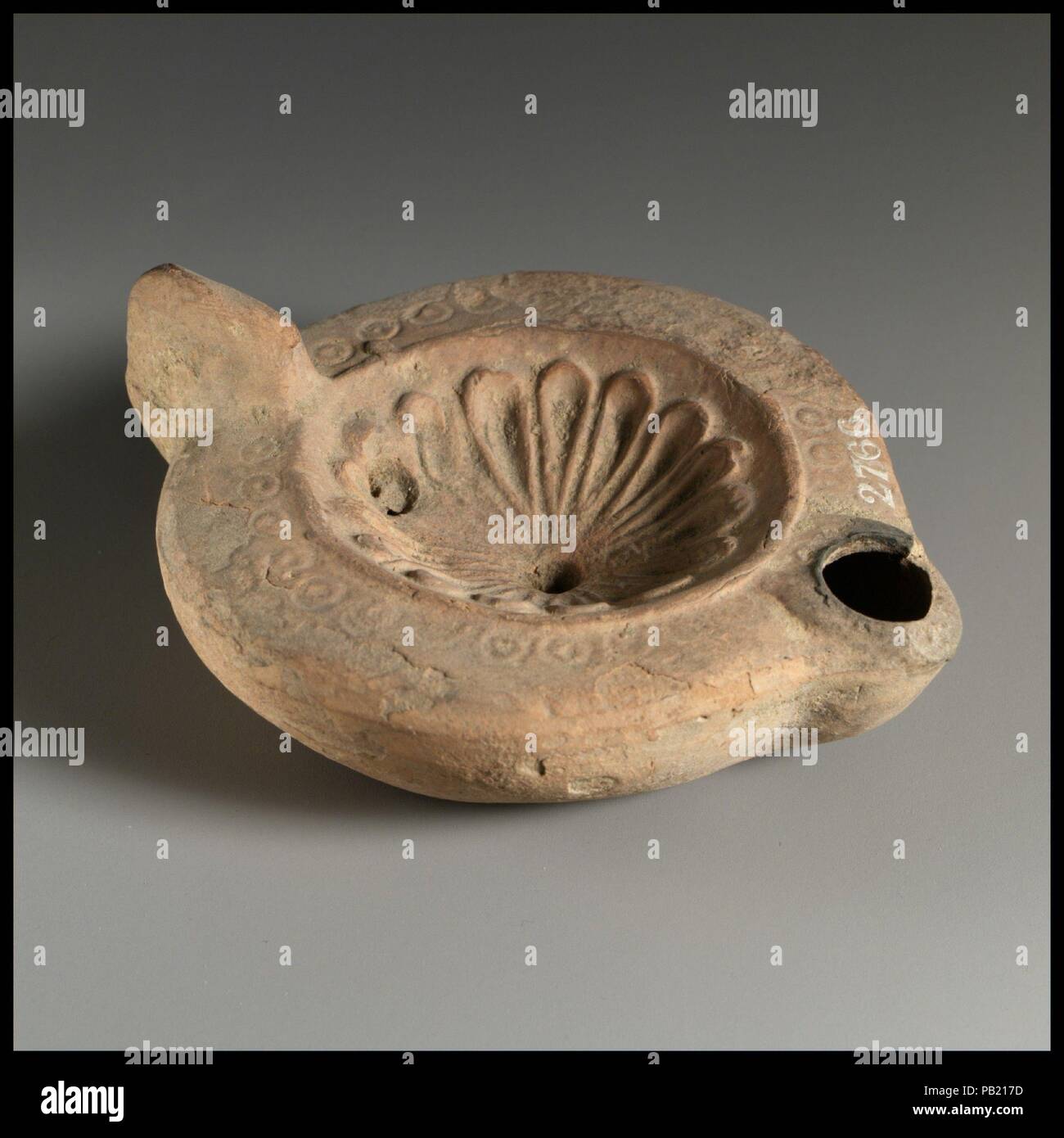 Terracotta Lampe. Kultur: Roman. Abmessungen: Insgesamt: 1 3/8 x 3 1/2 in. (3,5 x 8,9 cm). Datum: 2.Jahrhundert N.CHR.. Museum: Metropolitan Museum of Art, New York, USA. Stockfoto