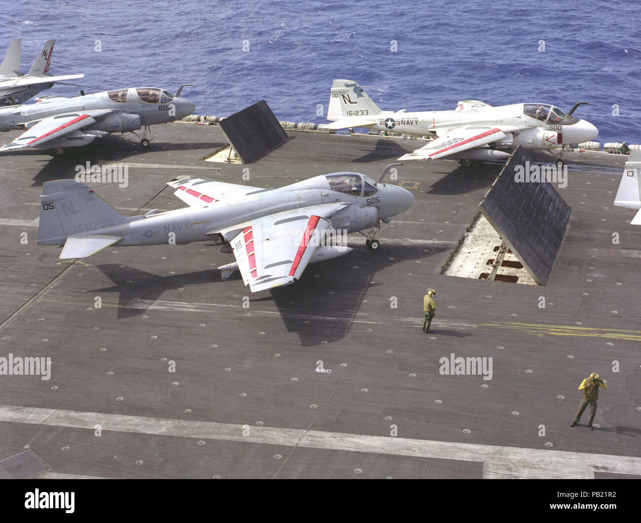 A-6 E VA-52 auf Cat USS Carl Vinson (CVN-70) 1986. Eine A-6E Intruder Flugzeuge mit Gen. Robert W. Bazley, Oberbefehlshaber der Pacific Air Kräfte, die an Bord der im Einklang wartet, um von der Atom-Flugzeugträger USS CARL VINSON (CVN-70) gestartet werden. Bazley ist Abfahrt nach einem Besuch in dem Schiff. Stockfoto