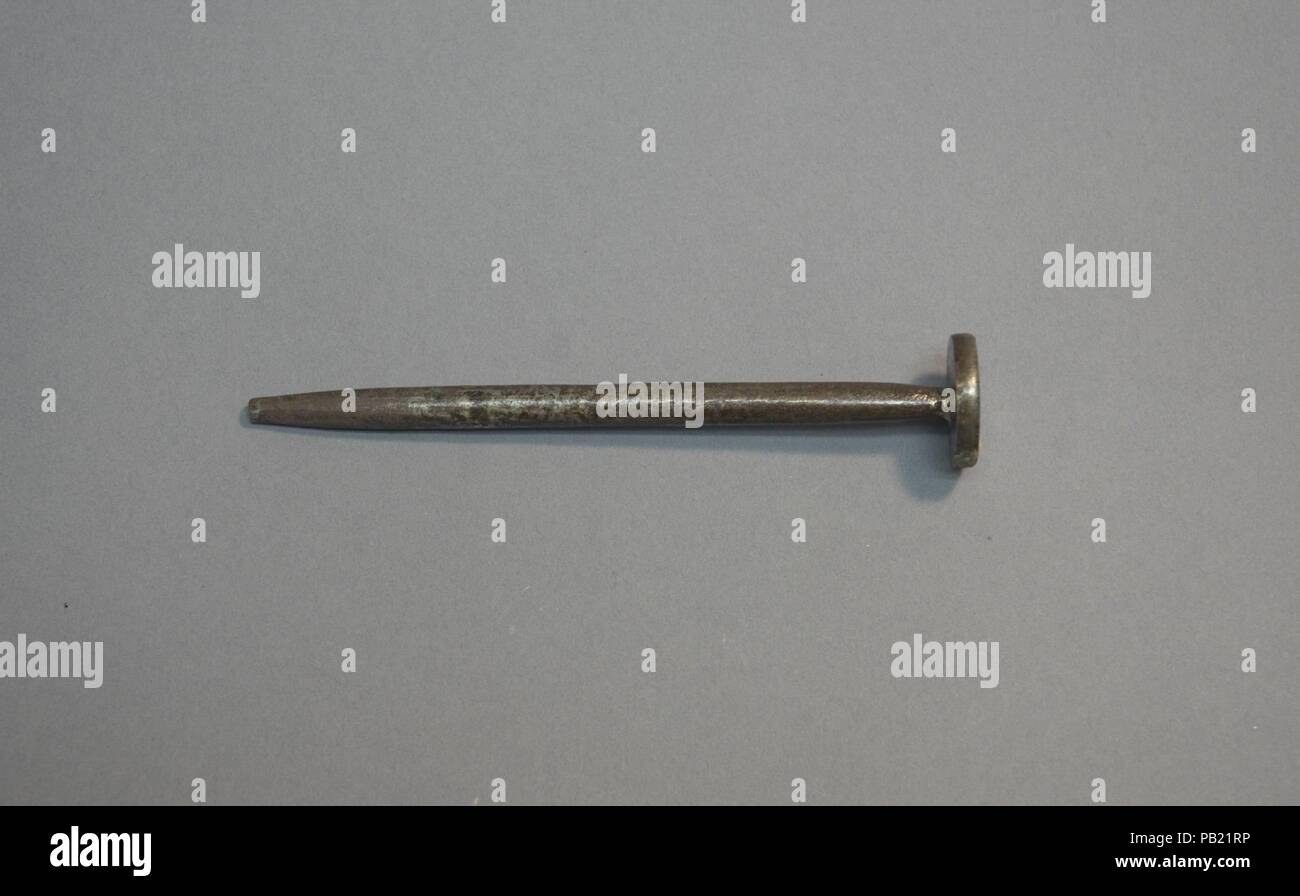 Gravur Rad. Kultur: China. Abmessungen: L 5 1/4 in. (13,3 cm); Durchm. 7/8 in. (2.2 cm). Datum: 20. Diese stahl Bohrer mit stumpfen Punkte (zhuangding oder dingzi? auf Chinesisch), flache Köpfe (tuozi) oder geschwungene Köpfe (wazi) sind für hohe Relief, Preisunterbietung und feine Gestaltung der kleinen Jade arbeitet. Der Handwerker hält die Jade in einer Hand gegen die Bohrmaschine, die auf einer sich drehenden Welle montiert ist. Er dreht die Welle mit Fuß Tritte, während Sie kontinuierlich die Schleifmittel, meist Sand mit Wasser, an die Spitze des Bohrers, der die Jade Schnitte gemischt. Museum: Metropolitan Stockfoto