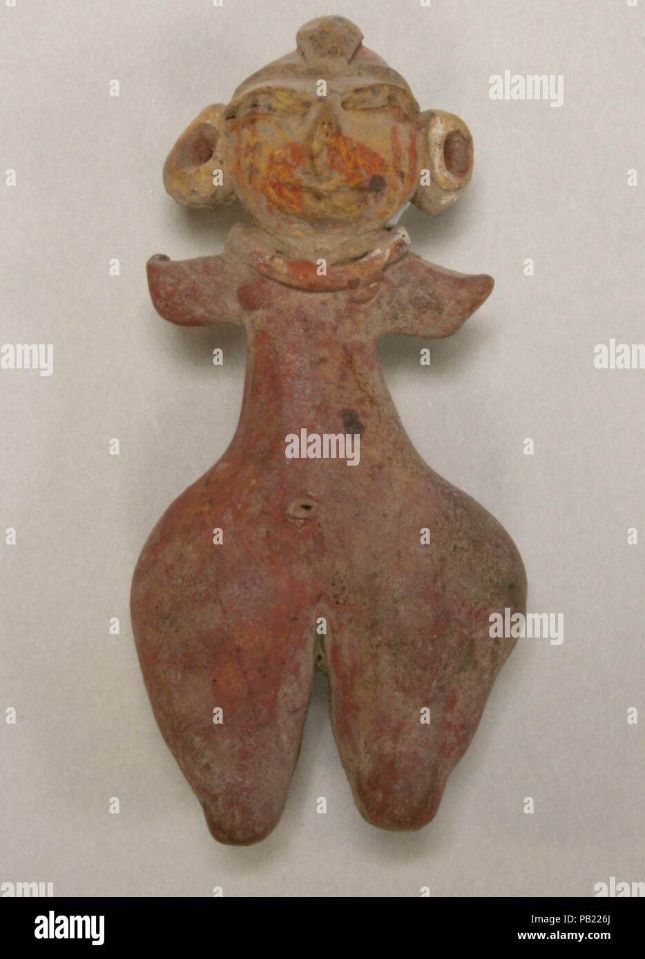 Weibliche Figur. Kultur: Tlatilco. Abmessungen: H.2 15/16 in. (7,5 cm). Datum: 10. Jahrhundert v. Chr.. Diese solide, von Hand modelliert Keramik Figur ist rötlich braun in der Farbe Gelb und lackiert mit eine orange-rote Pigment. Mit bauchigen Hüften, eine schmale Taille und diminutive Arme, wenig Rücksicht auf anatomische Genauigkeit. Eine Kette entspricht der Dicke Konturen der Hals und der zentralen Haar bun erstreckt sich auf der Rückseite des Kopfes. Weder der kleine Perforationen im übergroßen Ohren weiterhin auf der Rückseite. Etwa drei Jahrtausende im Tal von Mexiko geformt, die Figur gehört Stockfoto
