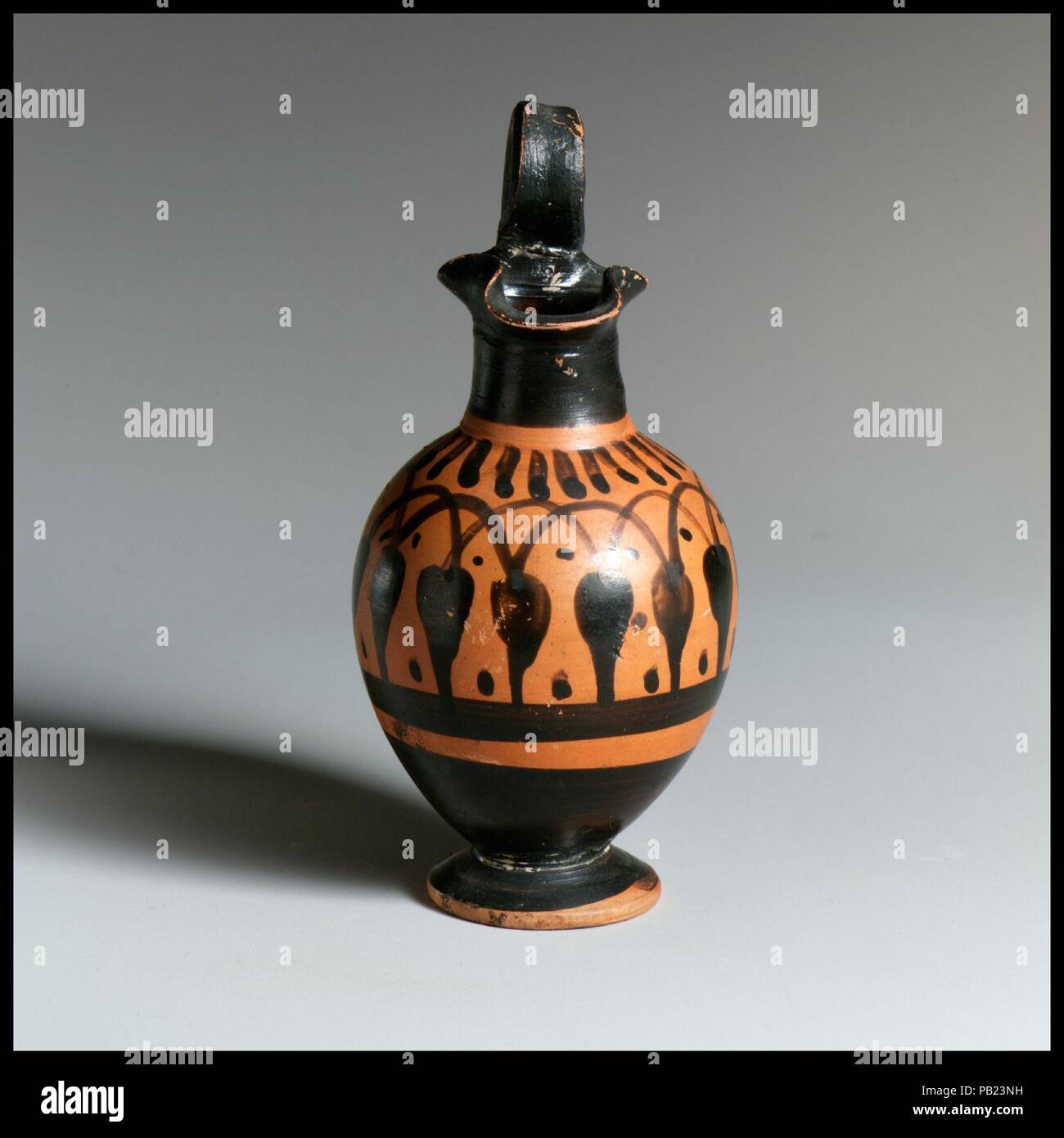 Oinochoe. Kultur: Griechisch, Dachboden. Abmessungen: 5 1/16-in. (12,9 cm). Datum: 6. Jahrhundert v. Chr.. Museum: Metropolitan Museum of Art, New York, USA. Stockfoto