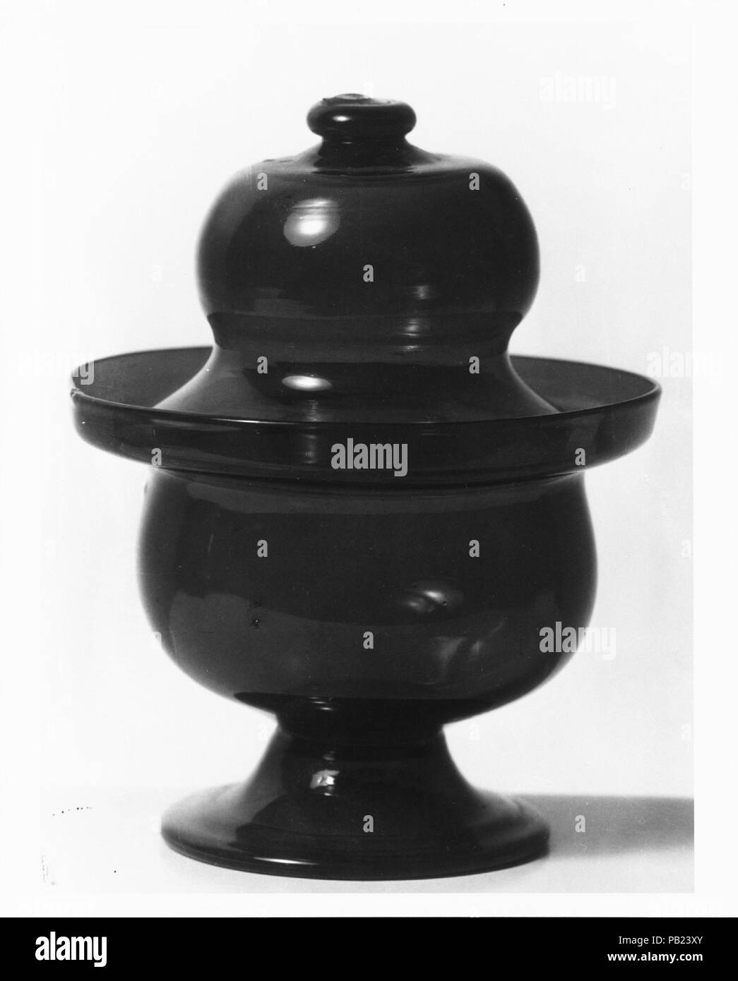 Sugar Bowl. Kultur: American. Abmessungen: H.6 1/2 in. (16,5 cm); Durchm. 5 in. (12,7 cm). Datum: 1820-45. Museum: Metropolitan Museum of Art, New York, USA. Stockfoto