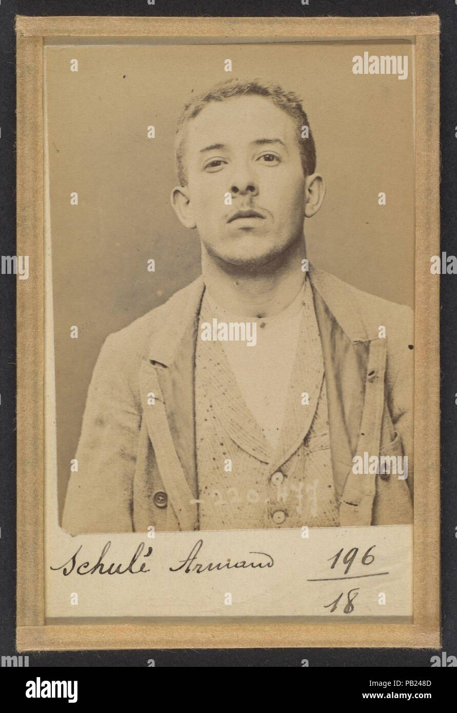 Schulé. Armand. 21 ans, né le 28/02/73 à Choisy-le-Roi. Erstellt. Anarchiste. 2/7/94. Artist: Alphonse Bertillon (Französisch, 1853-1914). Abmessungen: 10,5 x 7 x 0,5 cm (4 1/8 x 2 3/4 x 3/16 in.). Datum: 1894. In einer vornehmen Familie der Wissenschaftler und Statistiker Bertillon geboren, begann seine Karriere als Sekretärin in der Kennzeichnung Bureau der Pariser Präfektur der Polizei in 1879. Mit der Aufrechterhaltung der zuverlässige Polizei Aufzeichnungen von Straftätern betraut, entwickelte er die erste moderne System der strafrechtlichen Ermittlung. Das System, das als Bertillonage bekannt wurde, hatte drei Komponenten: Anthropometrische mich Stockfoto