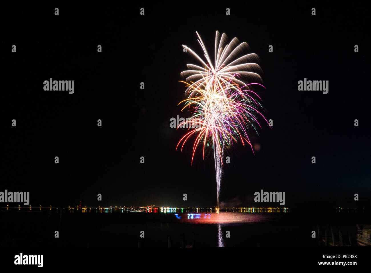 Feuerwerk über der Bucht Stockfoto