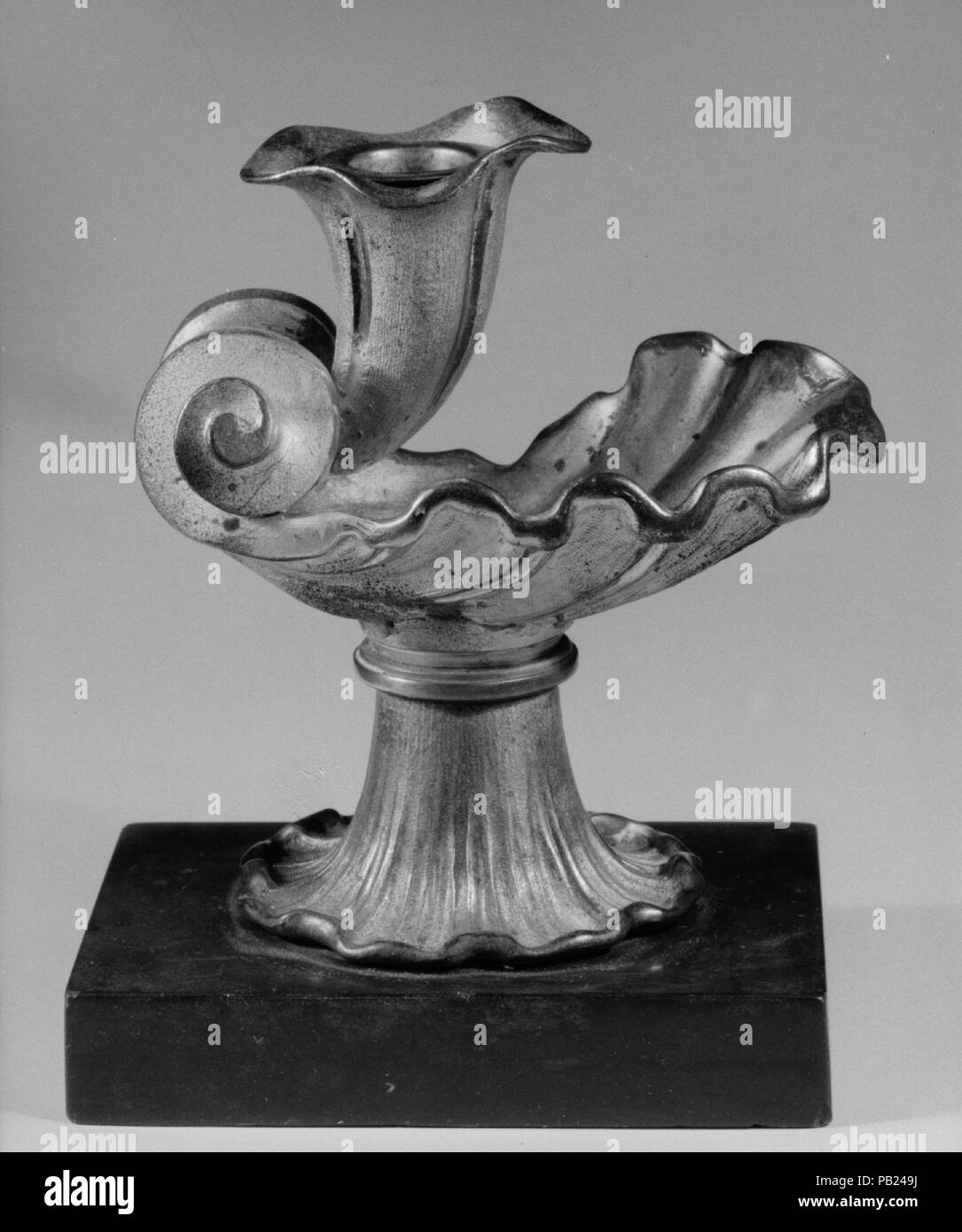 Armleuchter. Abmessungen: 6 7/8 x 5 3/8 x 4 1/16 in. (17,5 x 13,7 x 10,3 cm). Datum: Ca. 1836. Museum: Metropolitan Museum of Art, New York, USA. Stockfoto