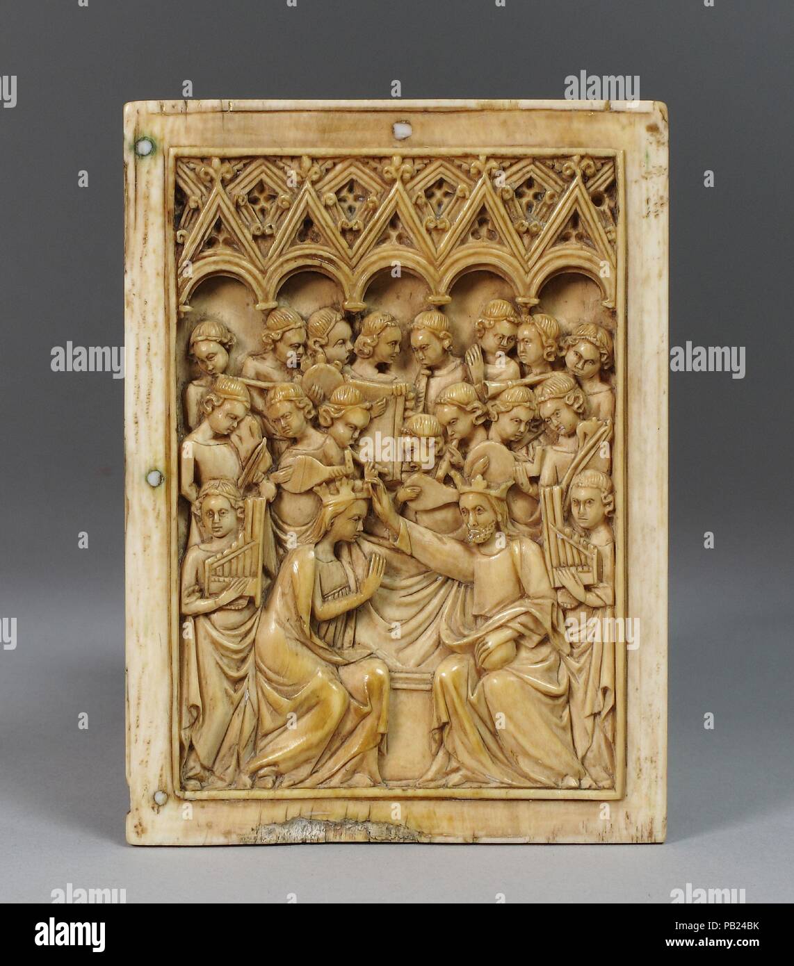 Rechten Blatt eines Diptychon mit Krönung der Jungfrau Maria. Kultur: Italienisch. Abmessungen: Insgesamt: 4 3/16 x 3 1/16 x 3/16 in. (10,6 x 7,8 x 0,5 cm). Datum: Ende des 14. Jahrhunderts. Dieses Panel von Ivory diptych stellt die Krönung der Jungfrau Maria und Christi durch angelic Musikern umgeben, die das Gericht des Himmels. Eine ähnliche Ivory diptych im Victoria und Albert Museum, London, zeigt die Krönung und 1352 der Jungfrau. Museum: Metropolitan Museum of Art, New York, USA. Stockfoto