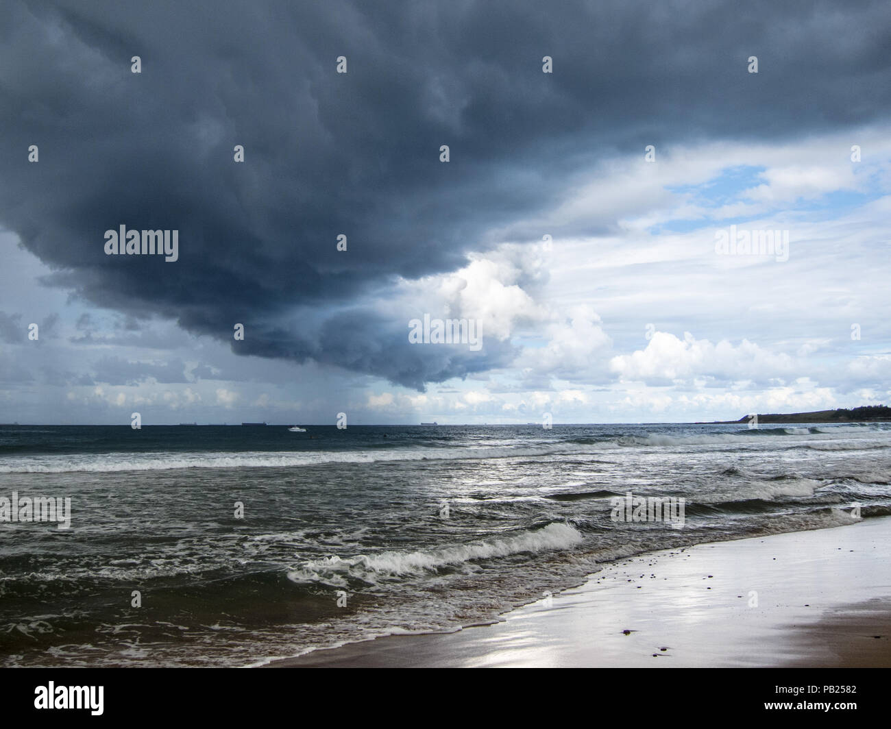 Klimawandel, extreme Wetterbedingungen, dramatische Sturm Wolken über Strand Stockfoto