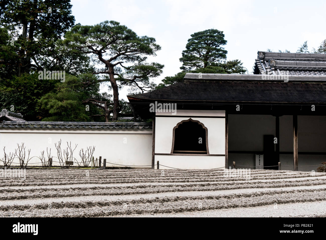 Als Kunstwerke konzipiert, Japanische Gärten sind sorgfältig gepflegt. Die Natur wird verehrt, aber höchst manipuliert. Stockfoto