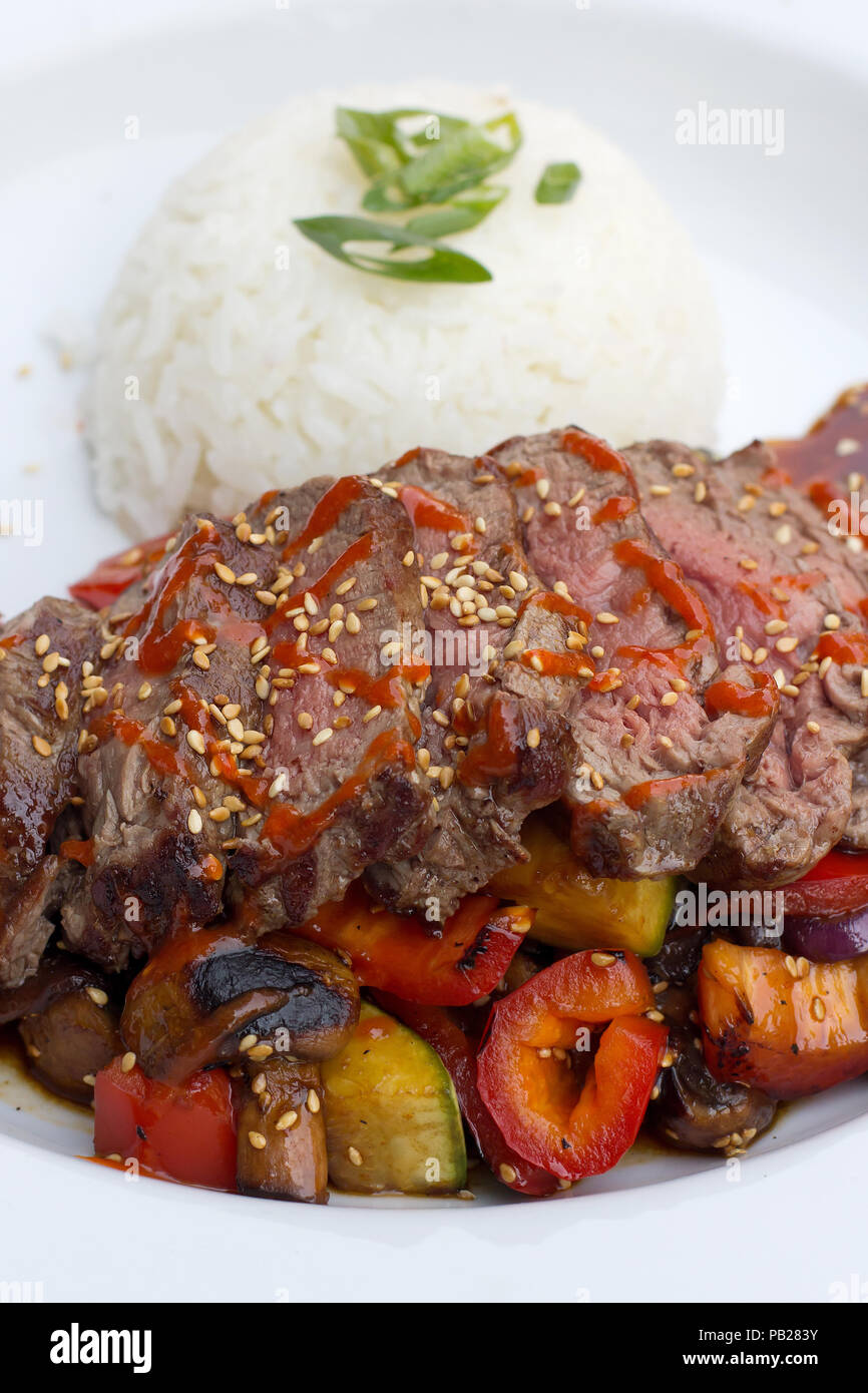 Kobe Beef Rib Eye Steak mit gegrilltem Gemüse Stockfoto