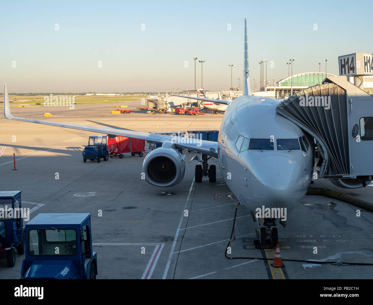 Airliner angedockt am Flughafen Terminal, tanken und lassen Passagiere aussteigen Stockfoto