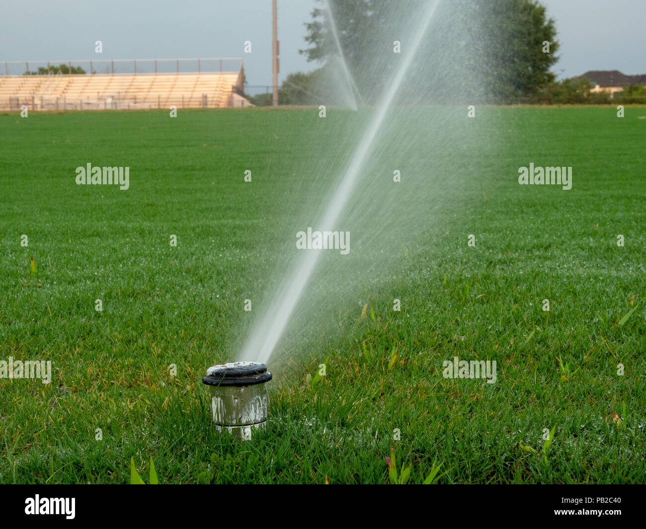 Nahaufnahme von im Boden Sprinkleranlage spritzen lokaler Sport Wettbewerbsbedingungen Stockfoto