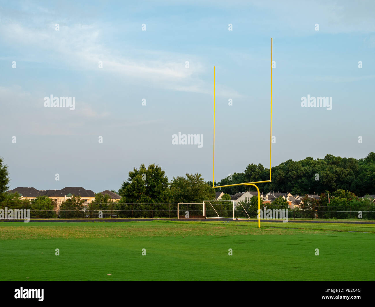 Fußballtor post an einer High School in der Abendsonne Stockfoto