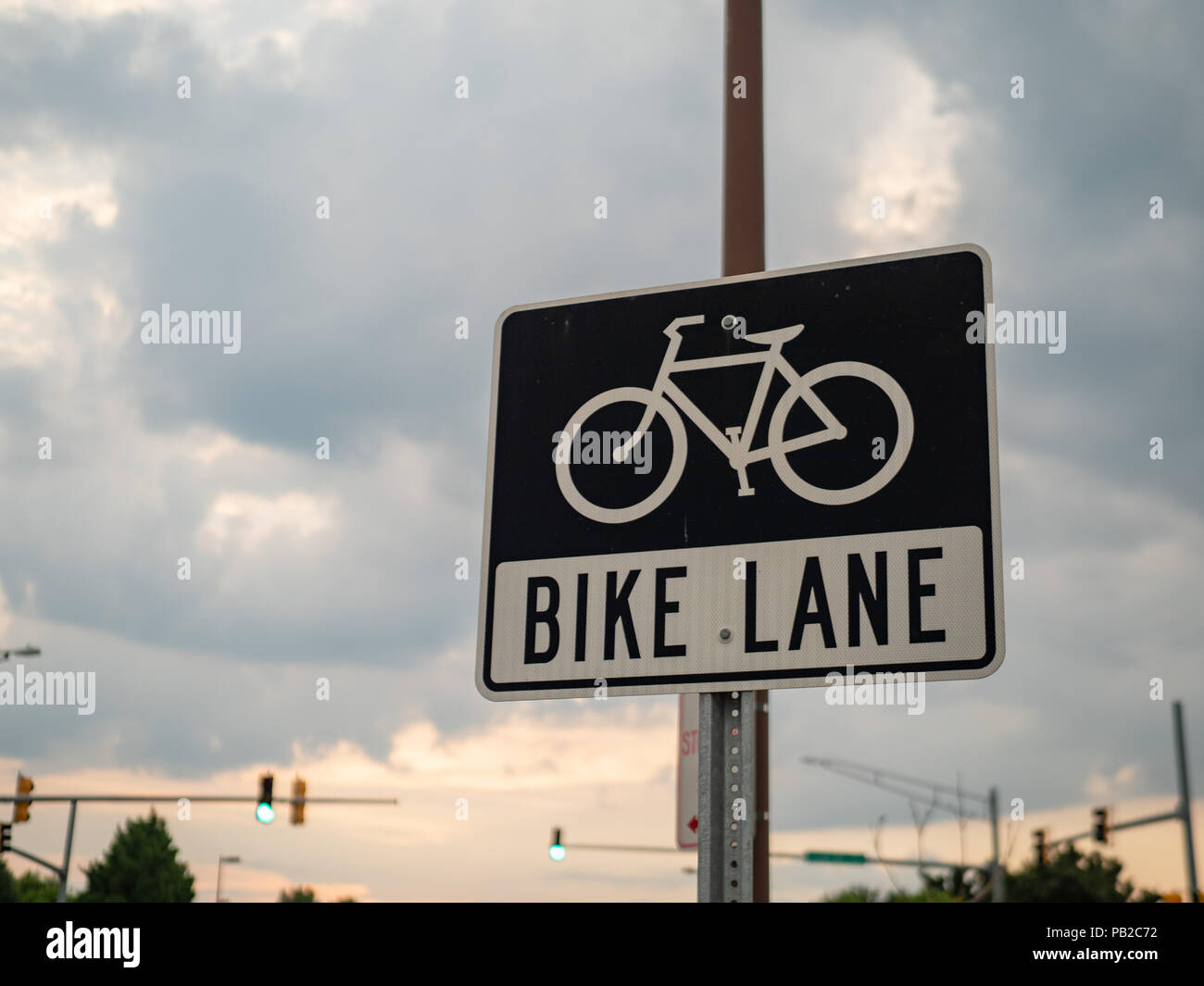 Radweg Symbol und Zeichen am Straßenrand vor ein Abendhimmel Stockfoto
