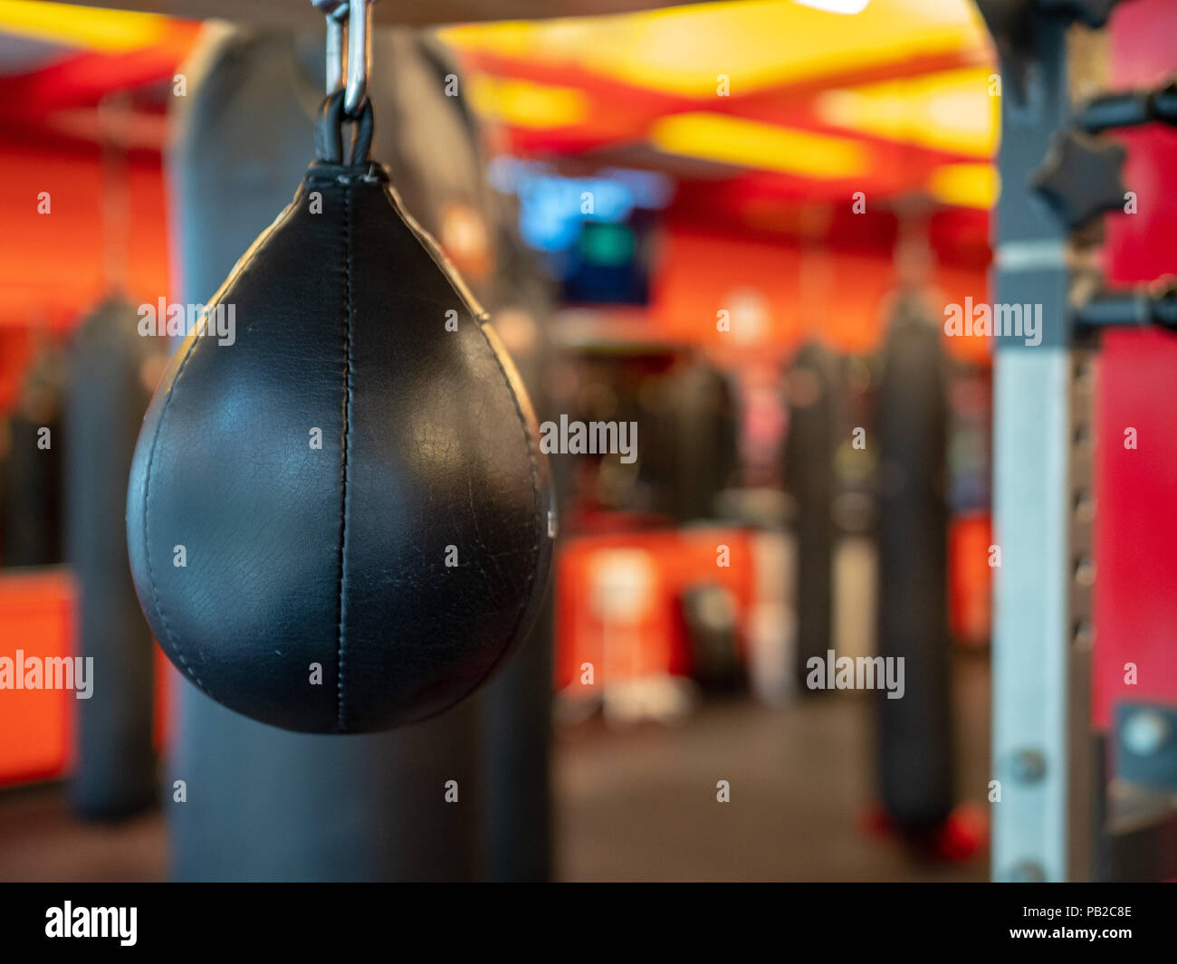Schwarz Leder speedbag, mit Muay Thai Taschen auf der Rückseite, bereit für den Einsatz in der Turnhalle Stockfoto