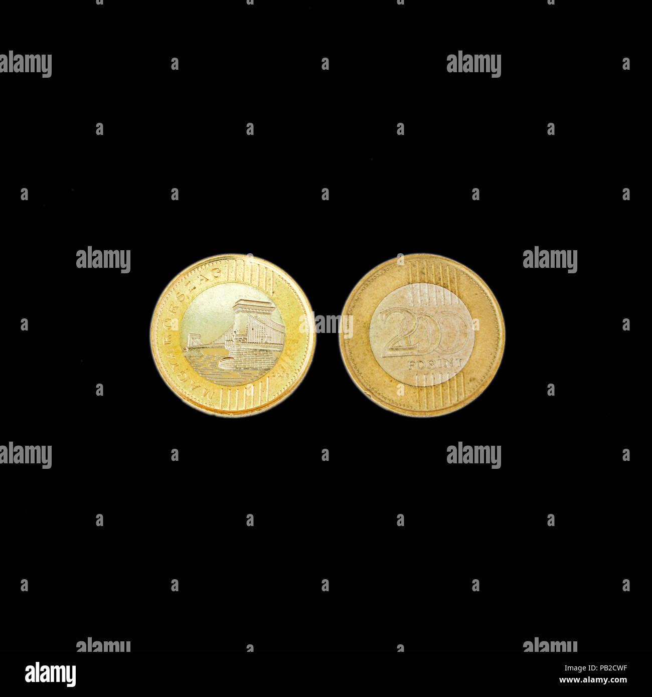 Vorder- und Rückseite einer Münze von 200 Forint auf schwarzem Hintergrund Stockfoto