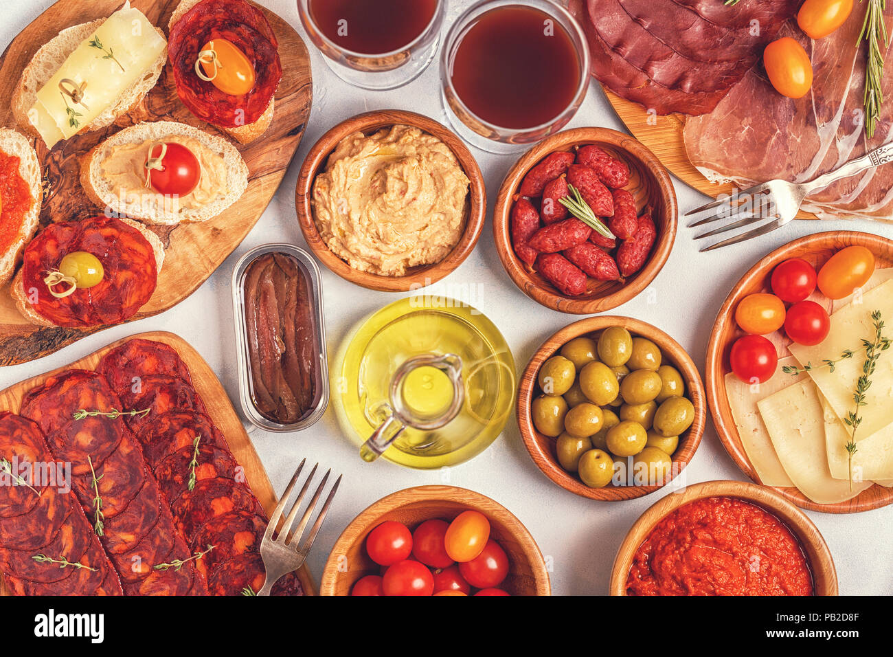 Typische Spanische Tapas Konzept Konzept Gehoren Scheiben Schinken Chorizo Wurst Schusseln Mit Oliven Tomaten Sardellen Purierte Kichererbsen Kase Stockfotografie Alamy