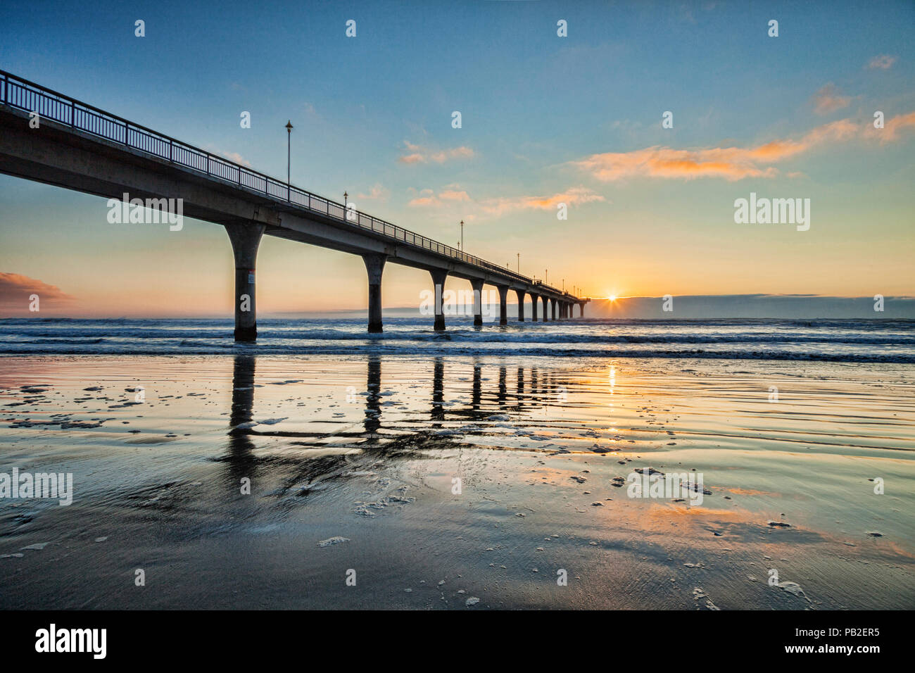Sonnenaufgang in New Brighton Pier, Christchurch, Neuseeland. Stockfoto