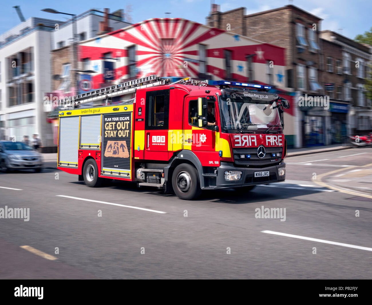 Londoner Feuerwehr Fire Engine die Reaktion auf einen Notruf in Camden London UK Stockfoto
