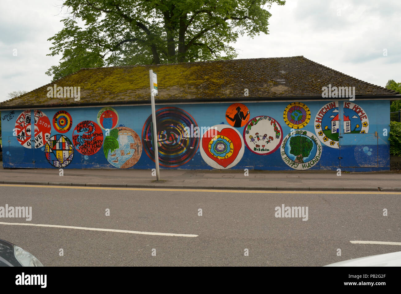 Serie von kreisförmigen Kunstwerke im Zusammenhang mit der Stadt Hitchin auf Bancroft in Hitchin Town Center Hertfordshire, England Stockfoto