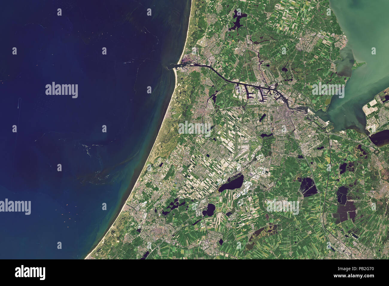 NASA-Satellitenbild von bunten Blumenfelder, die nach der Ernte der Blumen in Niederlande, Mai 7, 2018 - 2 Bilder vor/nach der Ernte PB2 G70, PB2G6K Stockfoto