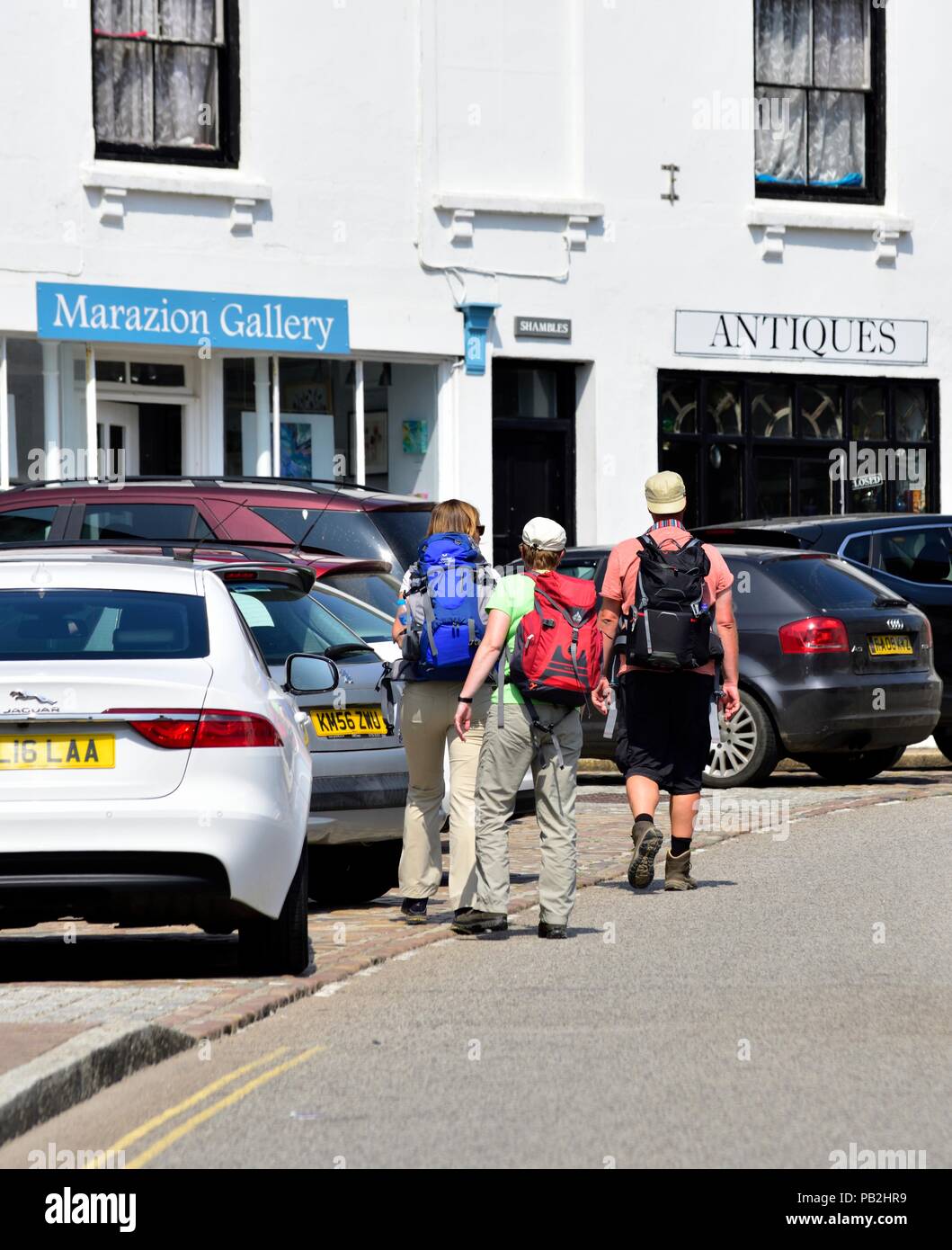 Deutsche Touristen zu Fuß durch Marazion, Cornwall, England, Großbritannien Stockfoto