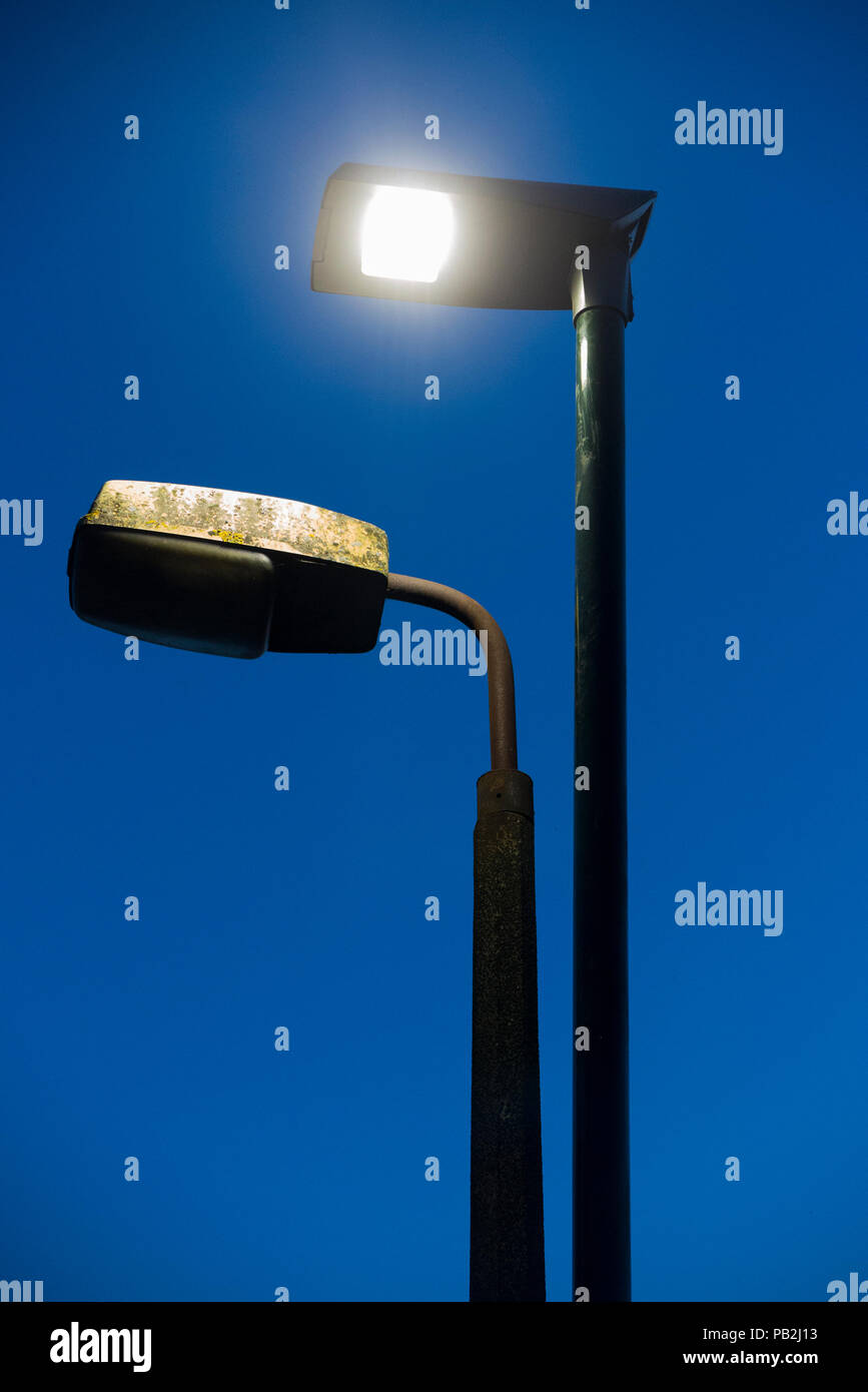 Street Lamp Leiter/Licht/Leuchten/Lampen eines älteren Natrium Technologie (links), die in den Prozess der ersetzt wird durch die LEDs/LED (rechts). (100 Stockfoto