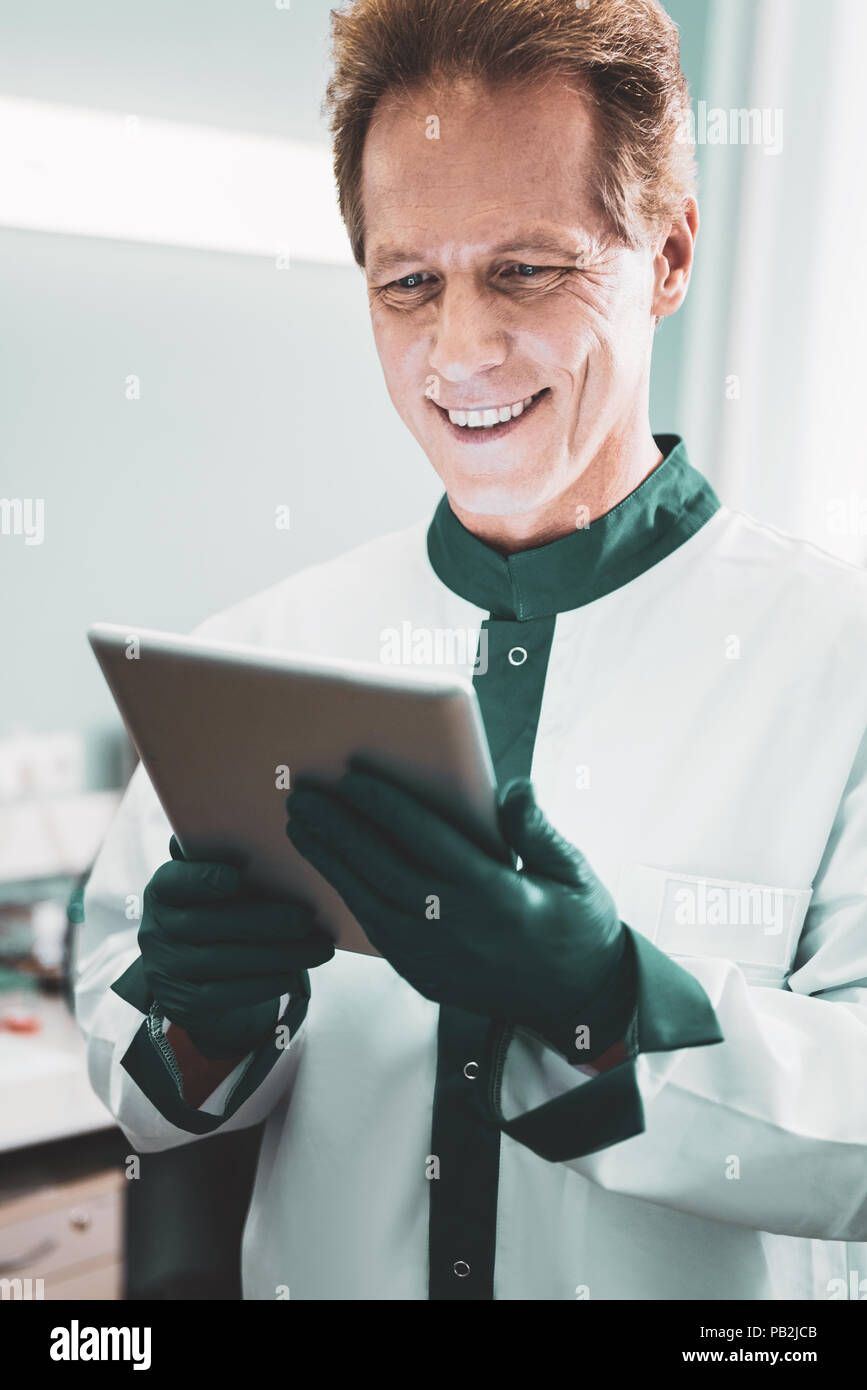 Zufrieden lächelnd Biotechnologe lesen Wissenschaft Nachrichten Stockfoto