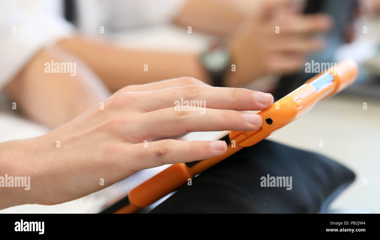 Schülerinnen und Schüler arbeiten mit einem ipad tablet style Electronic computer Gerät. moderne Pädagogik und Unterricht Lernen in Bildung pädagogische Stockfoto