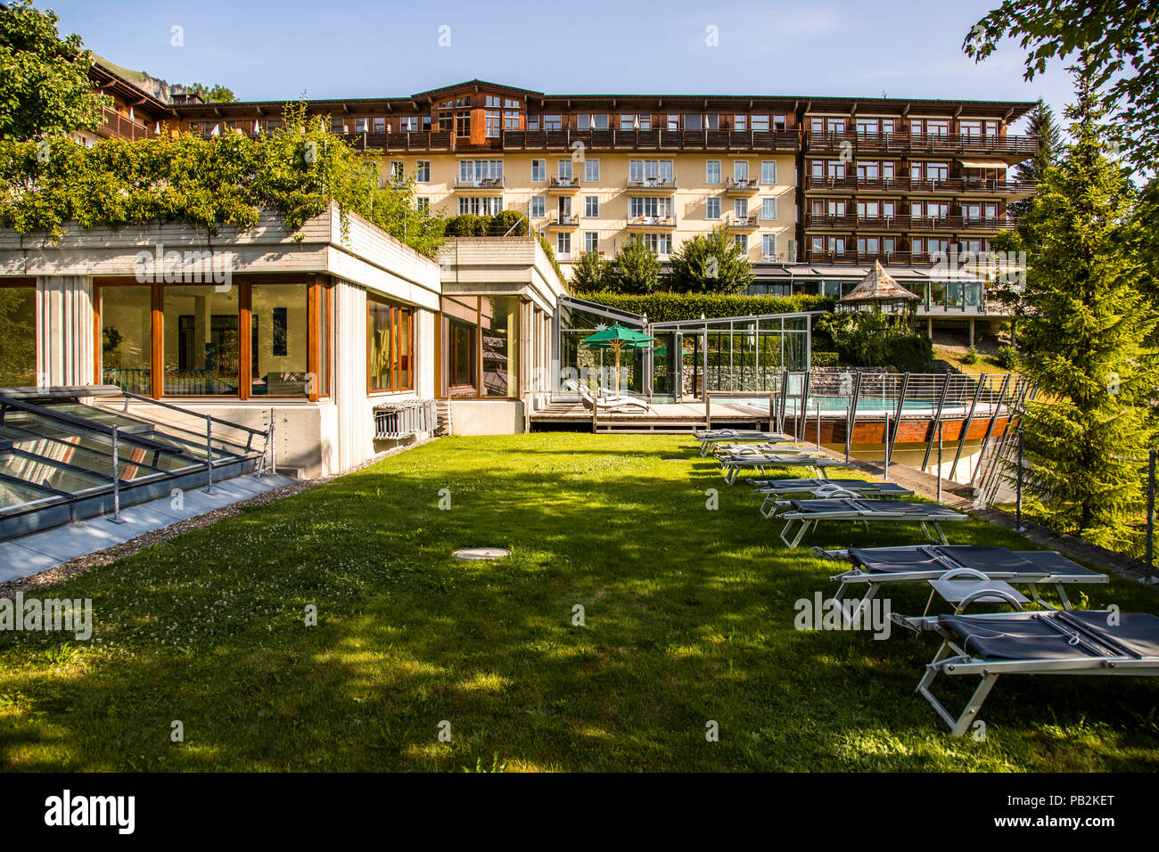 Das Hotel Lenkerhof liegt inmitten eines parkähnlichen Geländes am Stadtrand von Lenk. 80 Zimmer haben einen Südbalkon, Lenk, Schweiz Stockfoto