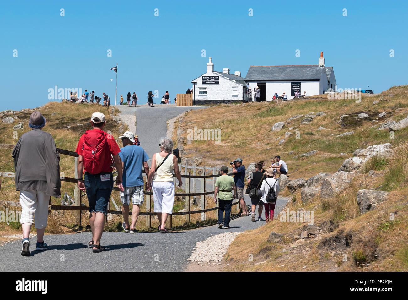 Touristen, Besucher, bei Lands End in Cornwall, England, Großbritannien, Großbritannien. Stockfoto