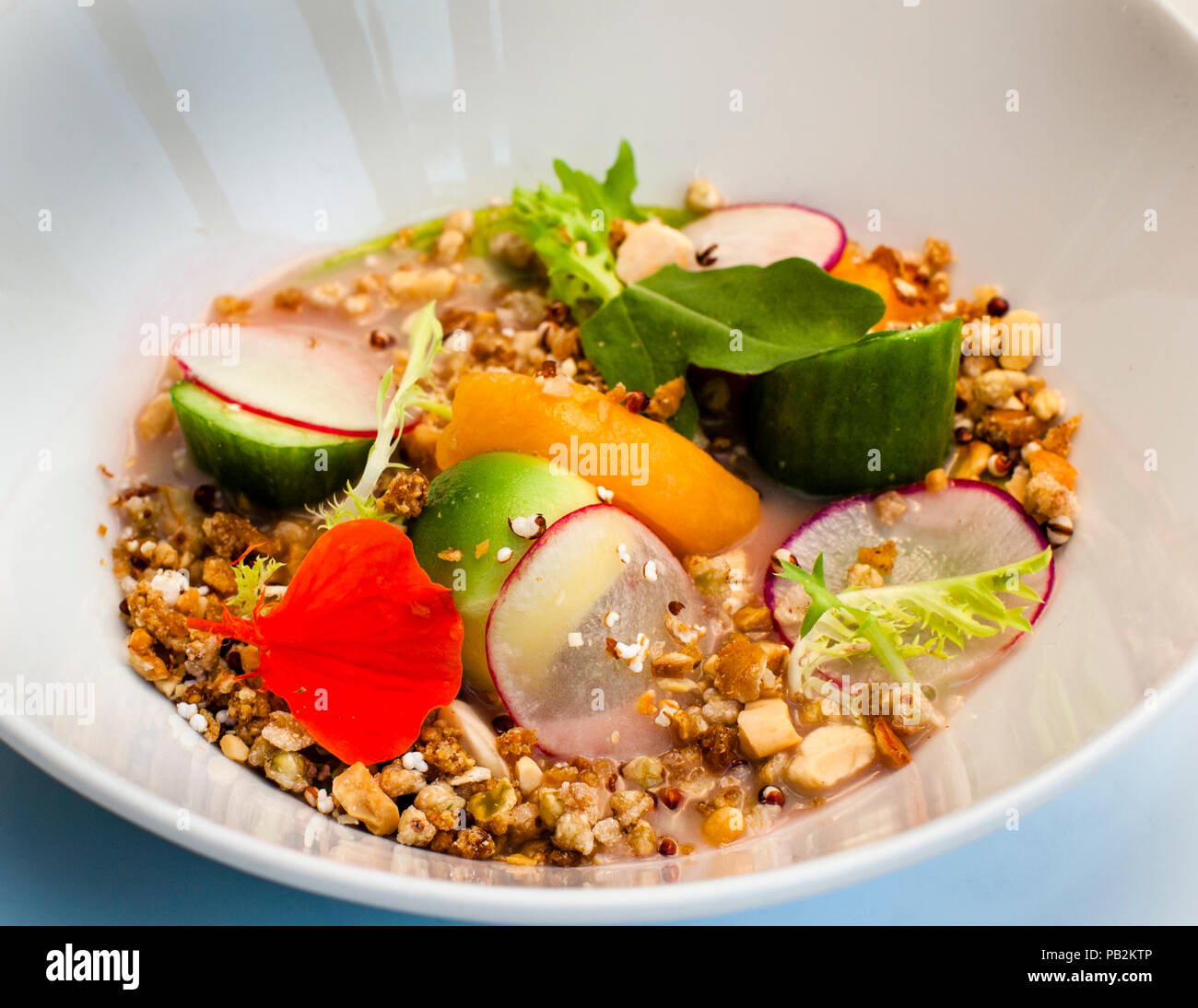 Abendessen im Hotel Lenkerhof. Granola, Avocado, Nektarine Stockfoto