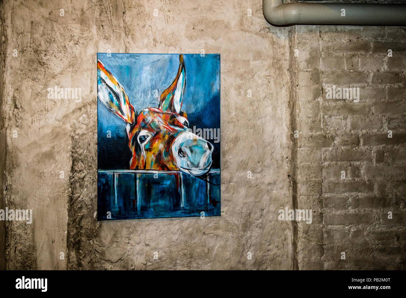 Gemalter Esel als Wandkunst im Hotel Lenkerhof, Lenk, Schweiz Stockfoto