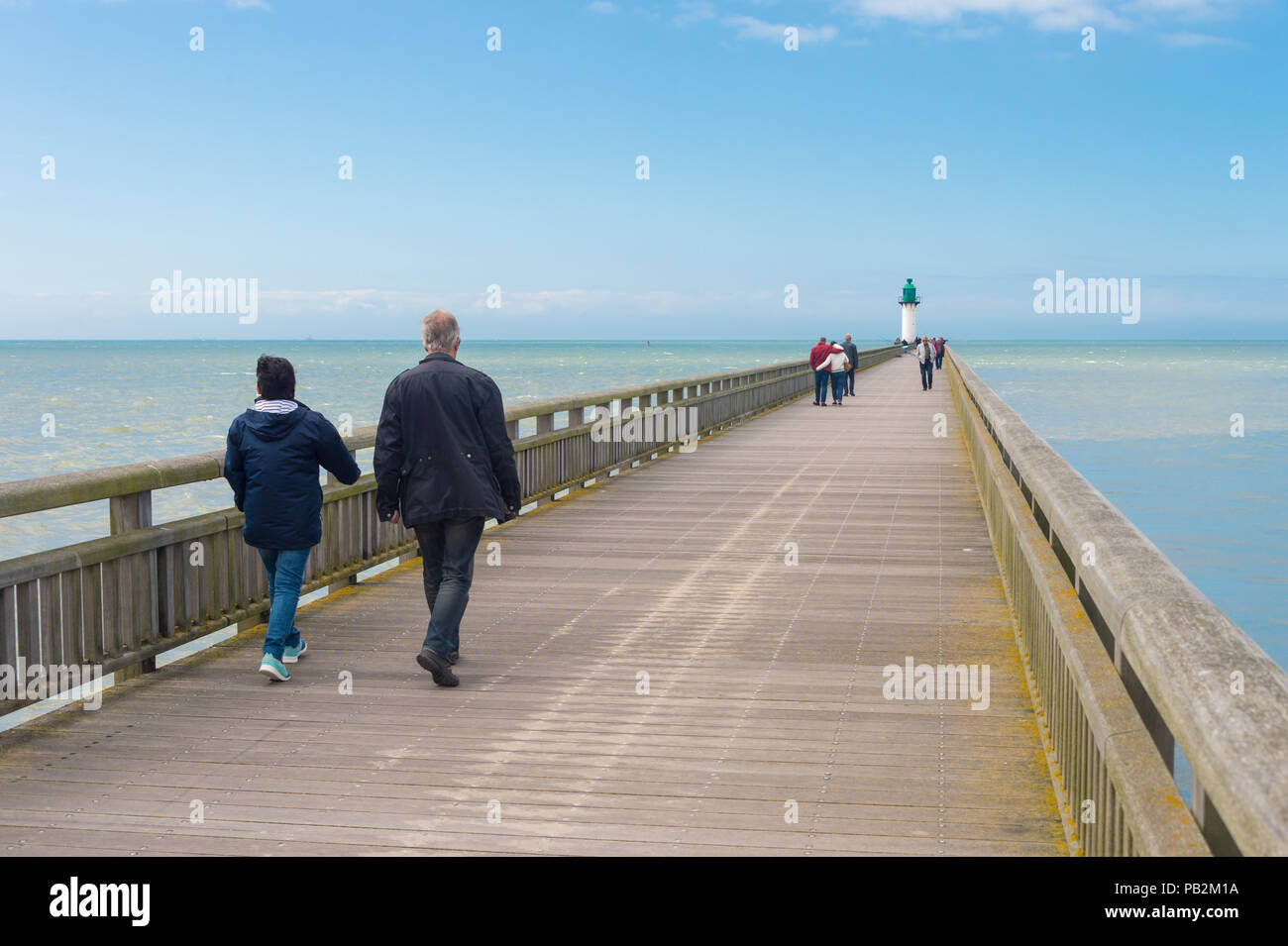 Calais, Frankreich - 19. Juni 2018: die Menschen zu Fuß auf den Westen Steg im Sommer. Stockfoto