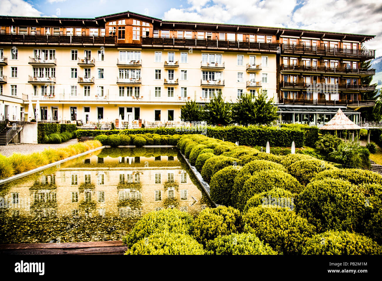 Das Hotel Lenkerhof liegt inmitten eines parkähnlichen Geländes am Stadtrand von Lenk. 80 Zimmer haben einen Südbalkon, Lenk, Schweiz Stockfoto
