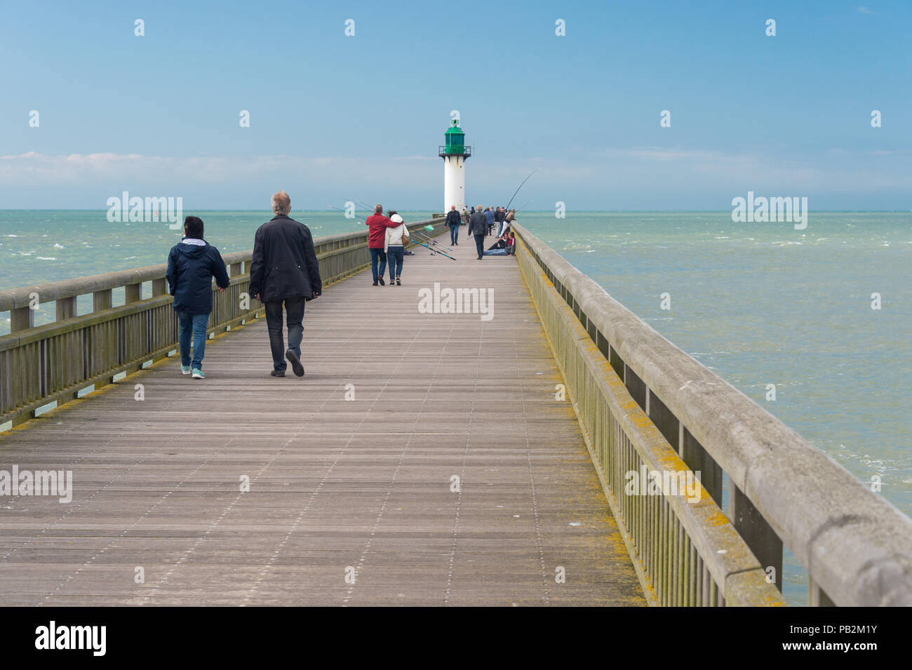 Calais, Frankreich - 19. Juni 2018: die Menschen zu Fuß auf den Westen Steg im Sommer. Stockfoto