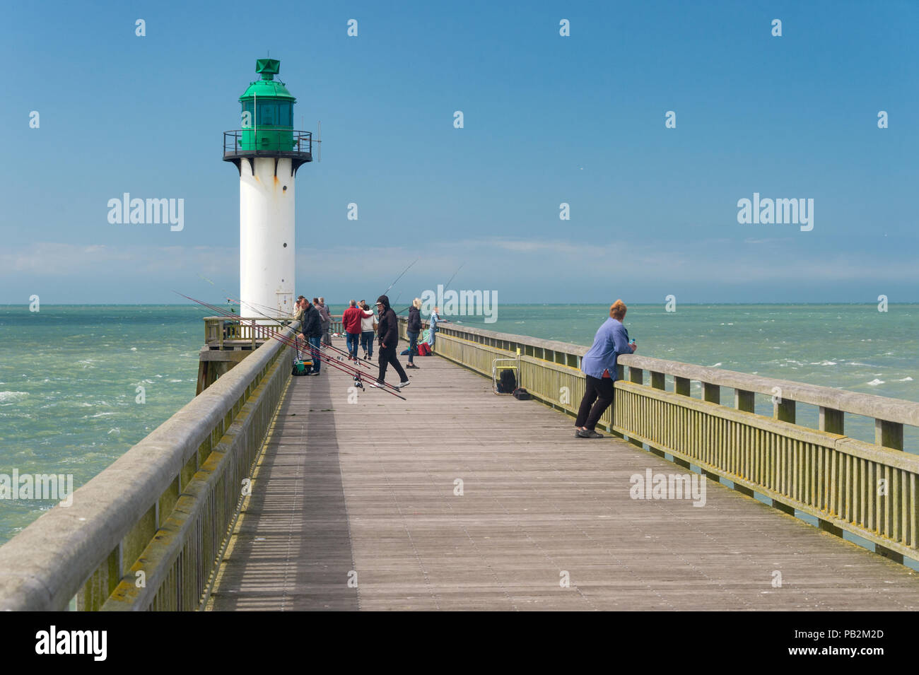 Calais, Frankreich - 19. Juni 2018: Fischer auf der Westanleger im Sommer. Stockfoto