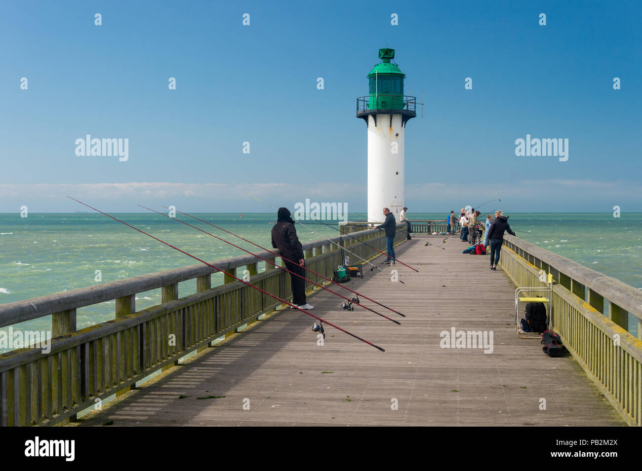 Calais, Frankreich - 19. Juni 2018: Fischer auf der Westanleger im Sommer. Stockfoto
